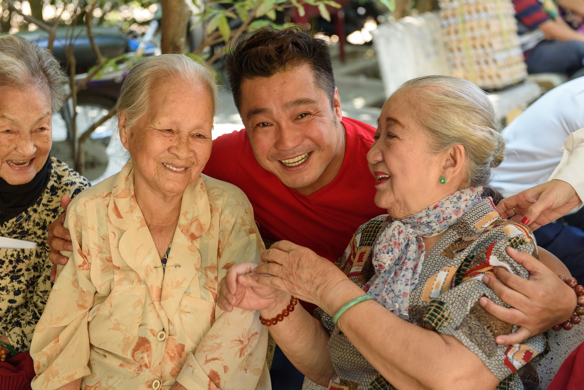 Ly Hung tang qua nghe si gia neo don anh 5