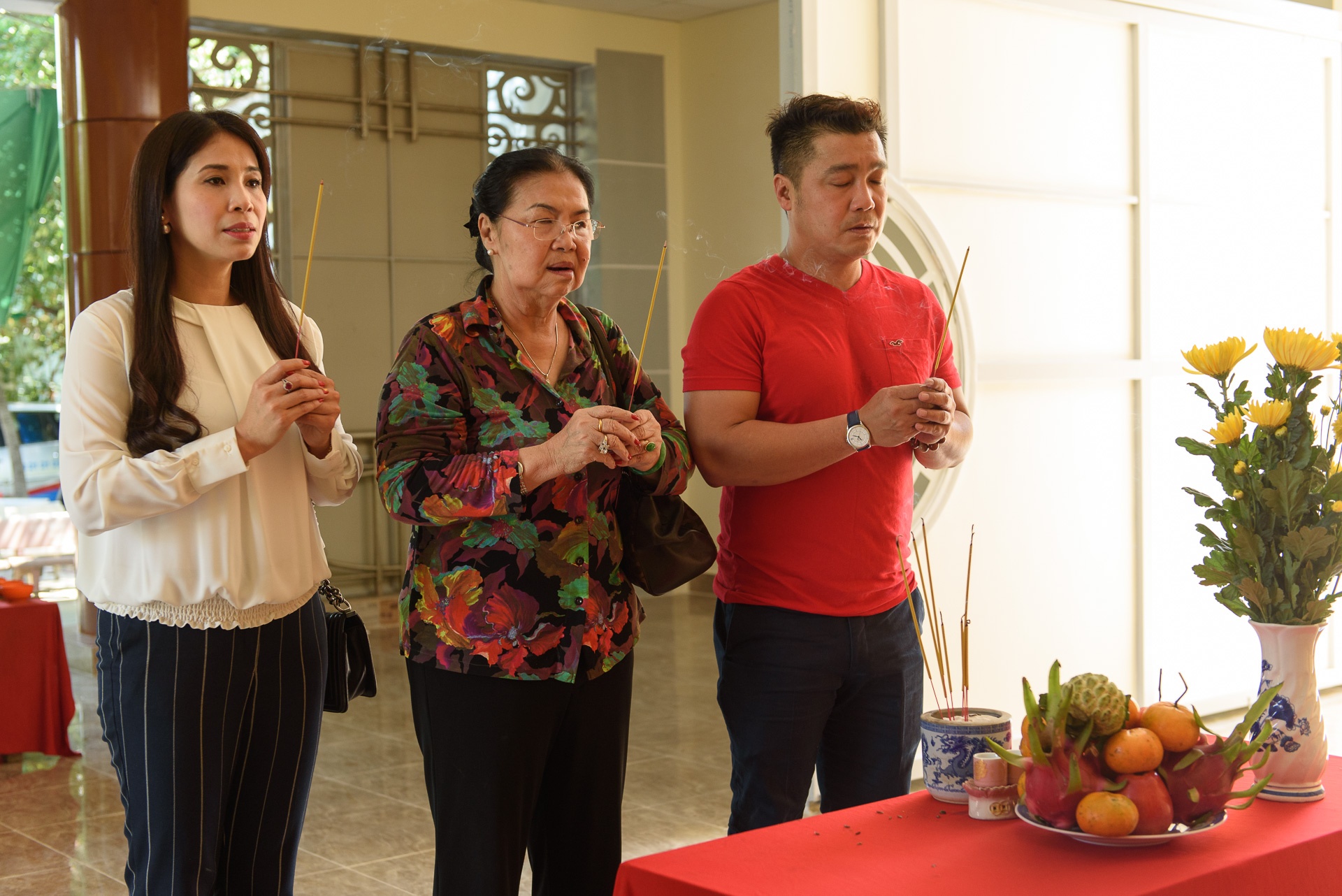 Ly Hung tang qua nghe si gia neo don anh 9