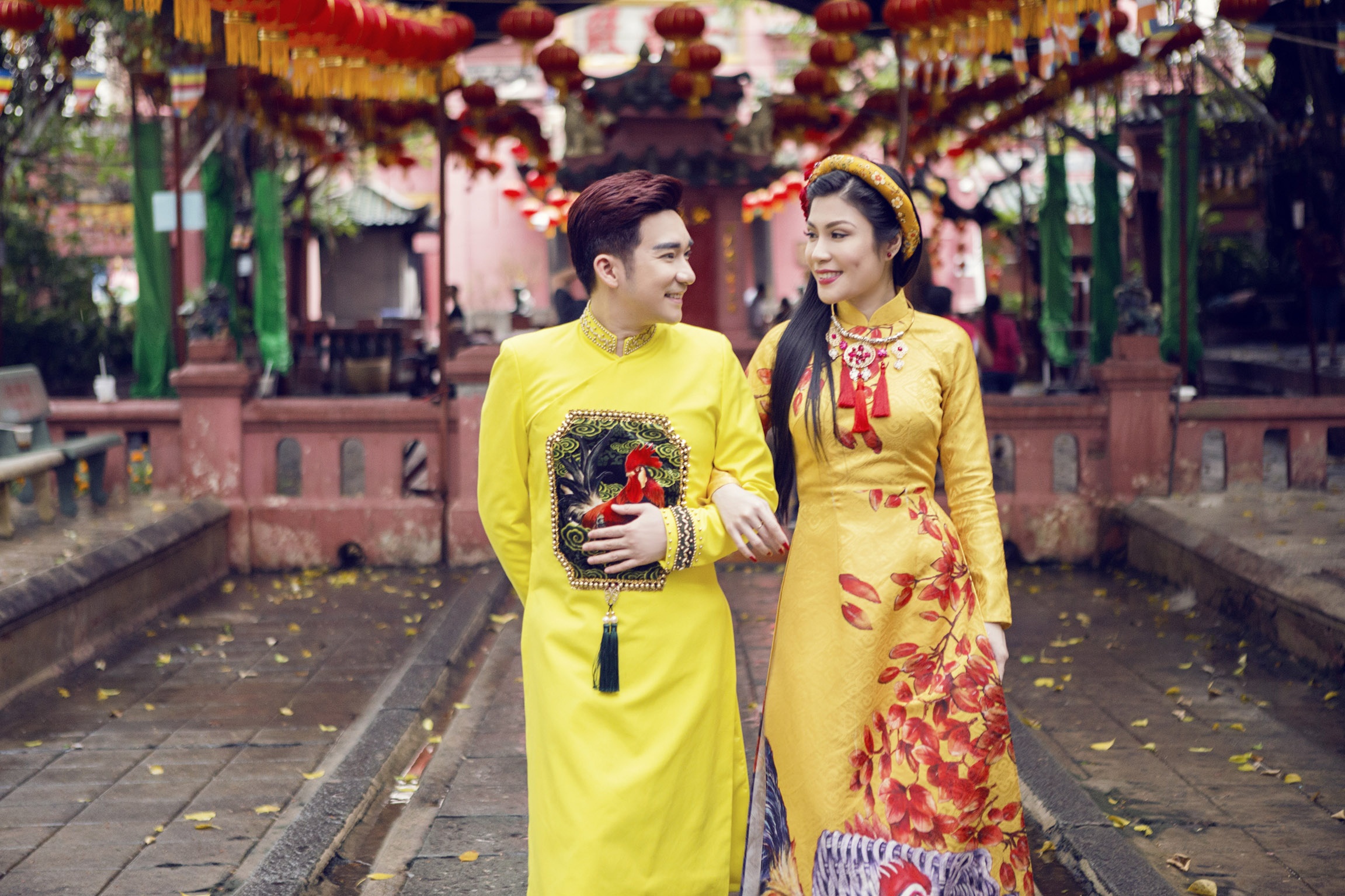 Quang Hà và Uyên Trang đi lễ chùa ảnh 2 Quang Ha va Uyen Trang di le chua anh 2