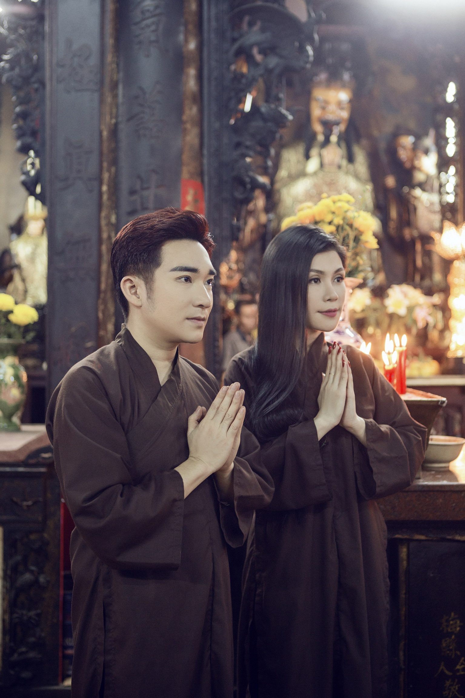 Quang Hà và Uyên Trang đi lễ chùa ảnh 6 Quang Ha va Uyen Trang di le chua anh 6