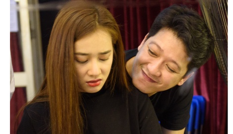Nha Phuong nung niu khi duoc ban trai cham soc o hau truong hinh anh