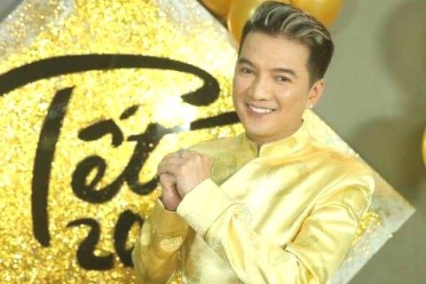 Dam Vinh Hung roi nuoc mat nhin gia dinh nguoi khac sum vay hinh anh