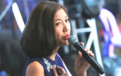 A hau Thuy Van dan va hat 'Lac troi' hinh anh