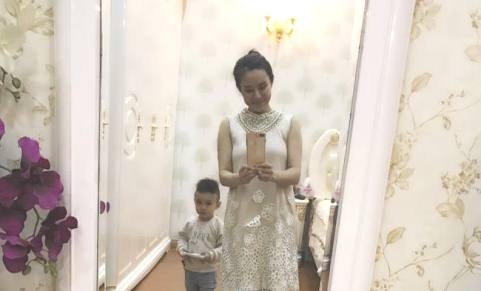 Vy Oanh khoe khong gian song sang trong cua nha chong hinh anh