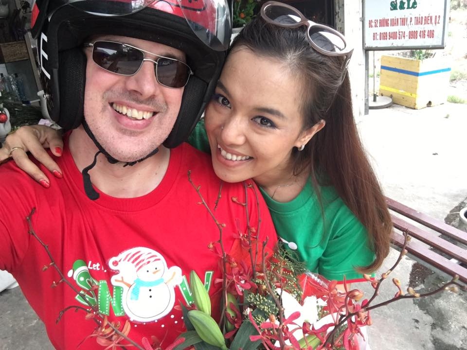 Ly Thanh Thao 'Mui ngo gai' va ban trai Tay cuoi o bai bien hinh anh