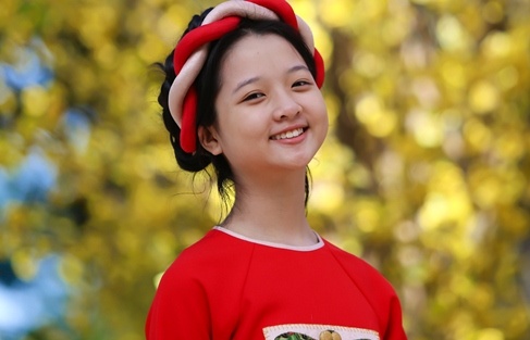 Sao nhi Lam Thanh My dien ao dai xuong pho hinh anh