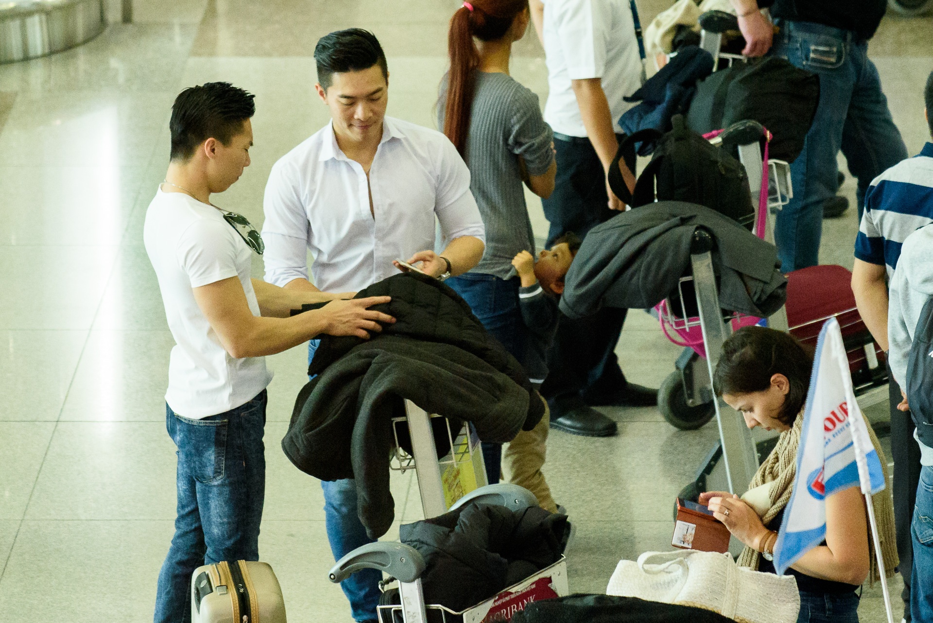 Hong Phuong dua con 2 thang tuoi di don chong anh 1