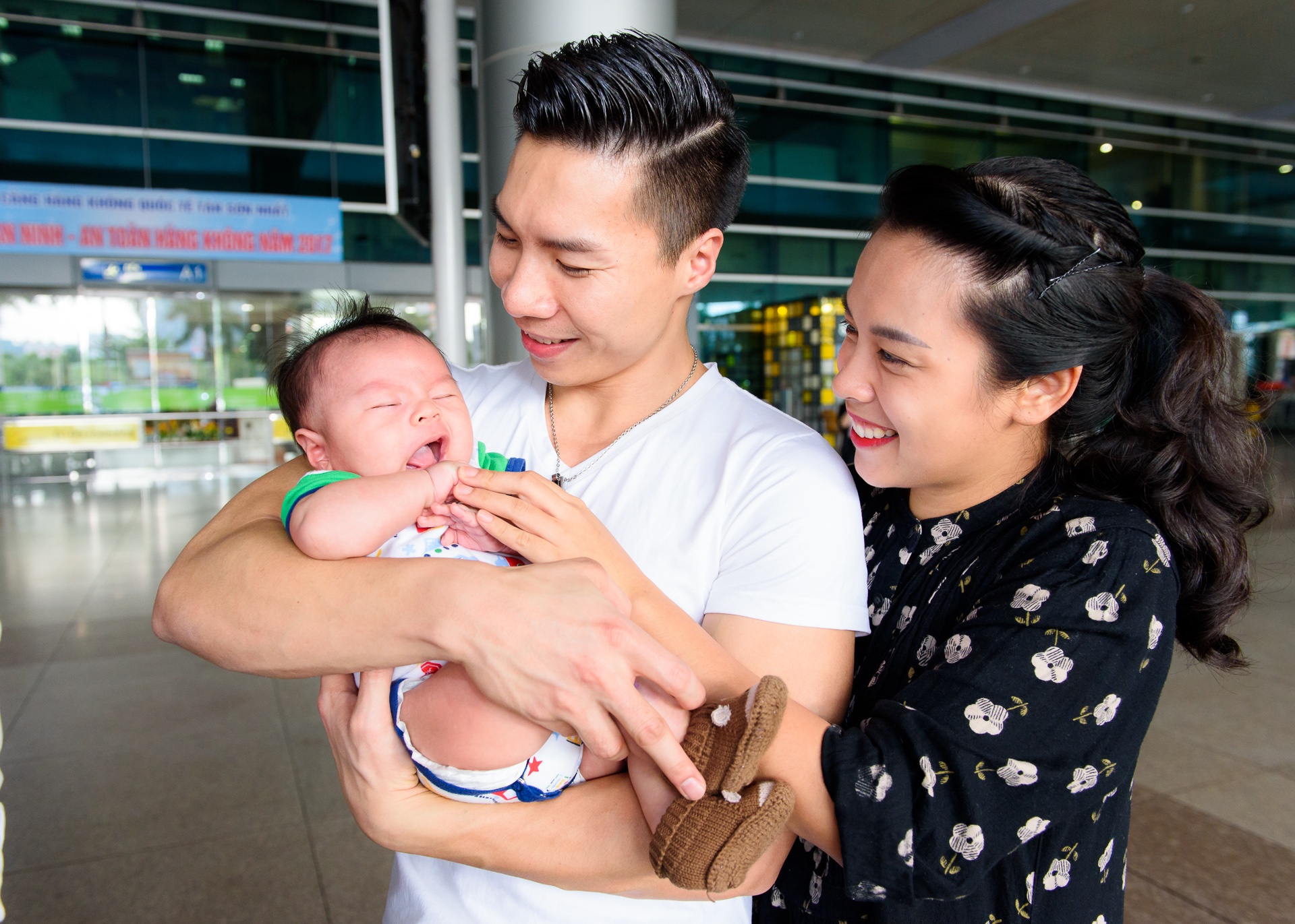 Hong Phuong dua con 2 thang tuoi di don chong anh 7