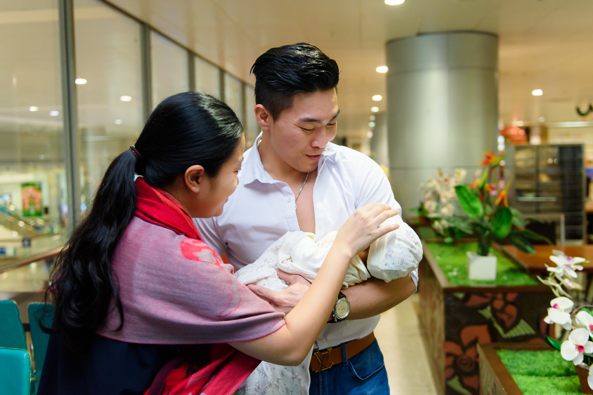 Hong Phuong dua con 2 thang tuoi di don chong anh 3