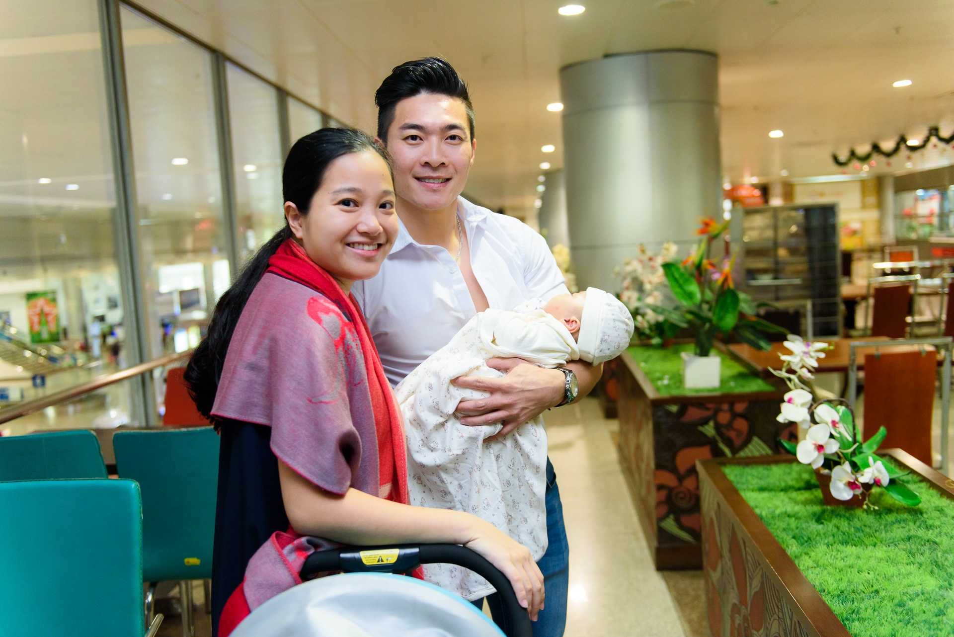 Hong Phuong dua con 2 thang tuoi di don chong anh 4