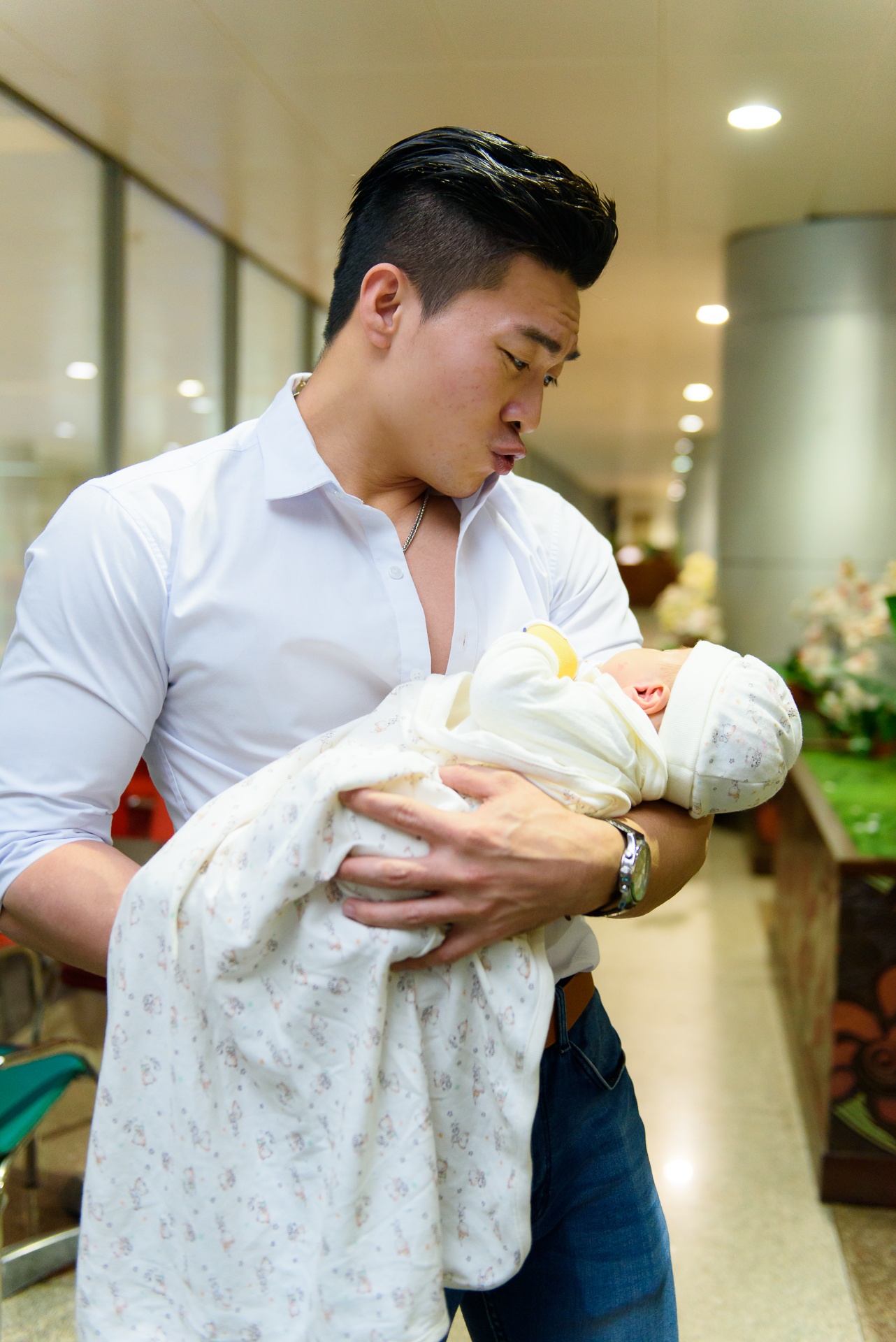 Hong Phuong dua con 2 thang tuoi di don chong anh 5