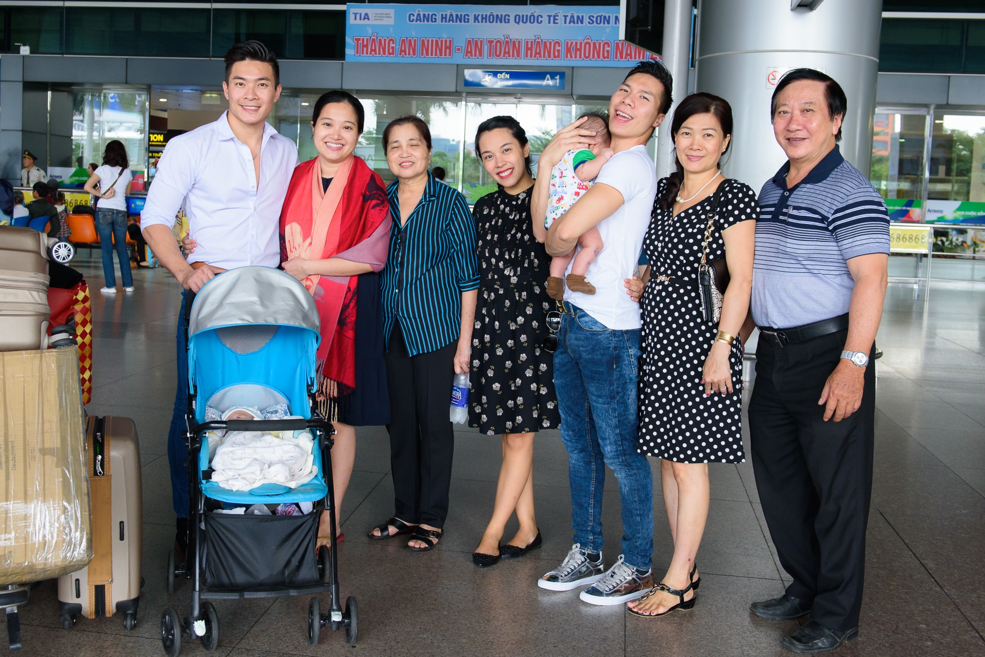 Hong Phuong dua con 2 thang tuoi di don chong anh 8