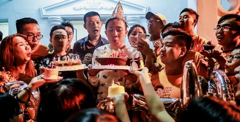 Tran Thanh duoc fan to chuc sinh nhat truoc show dien hinh anh