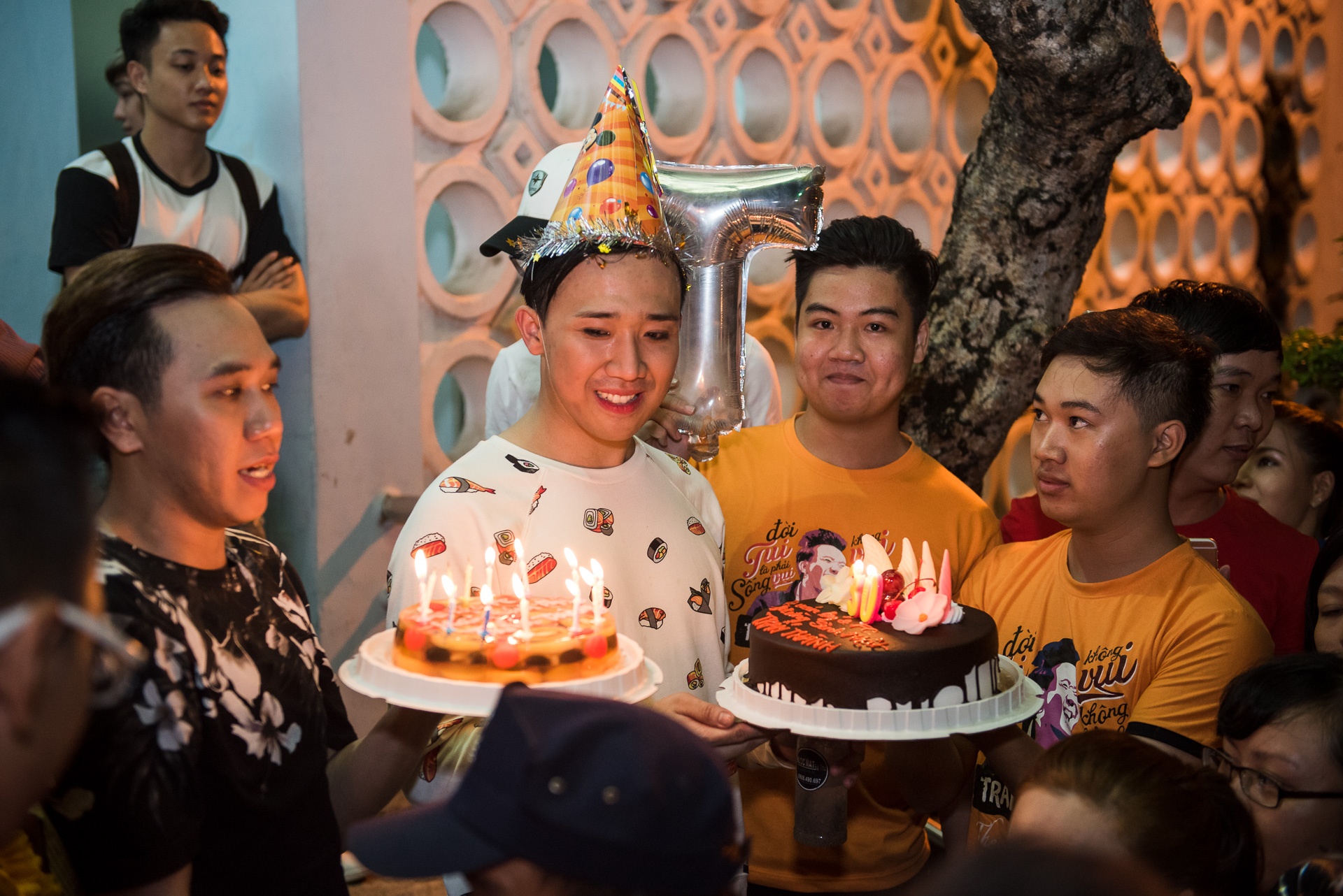 Tran Thanh duoc fan to chuc sinh nhat anh 2