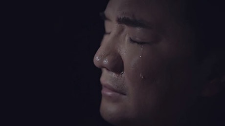 Dam Vinh Hung moi 15 chu no den nha de tra tien thay cho me hinh anh