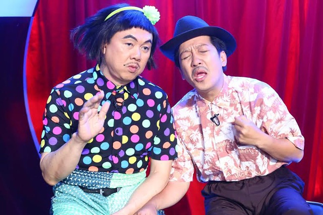 Phản ứng của nghệ sĩ hài khi bị khán giả ném đồ ảnh 1 Phan ung cua nghe si hai khi bi khan gia nem do anh 1