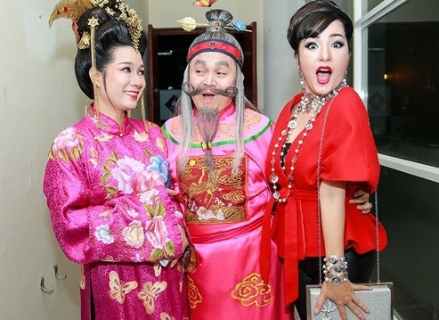 Phản ứng của nghệ sĩ hài khi bị khán giả ném đồ ảnh 3 Phan ung cua nghe si hai khi bi khan gia nem do anh 3