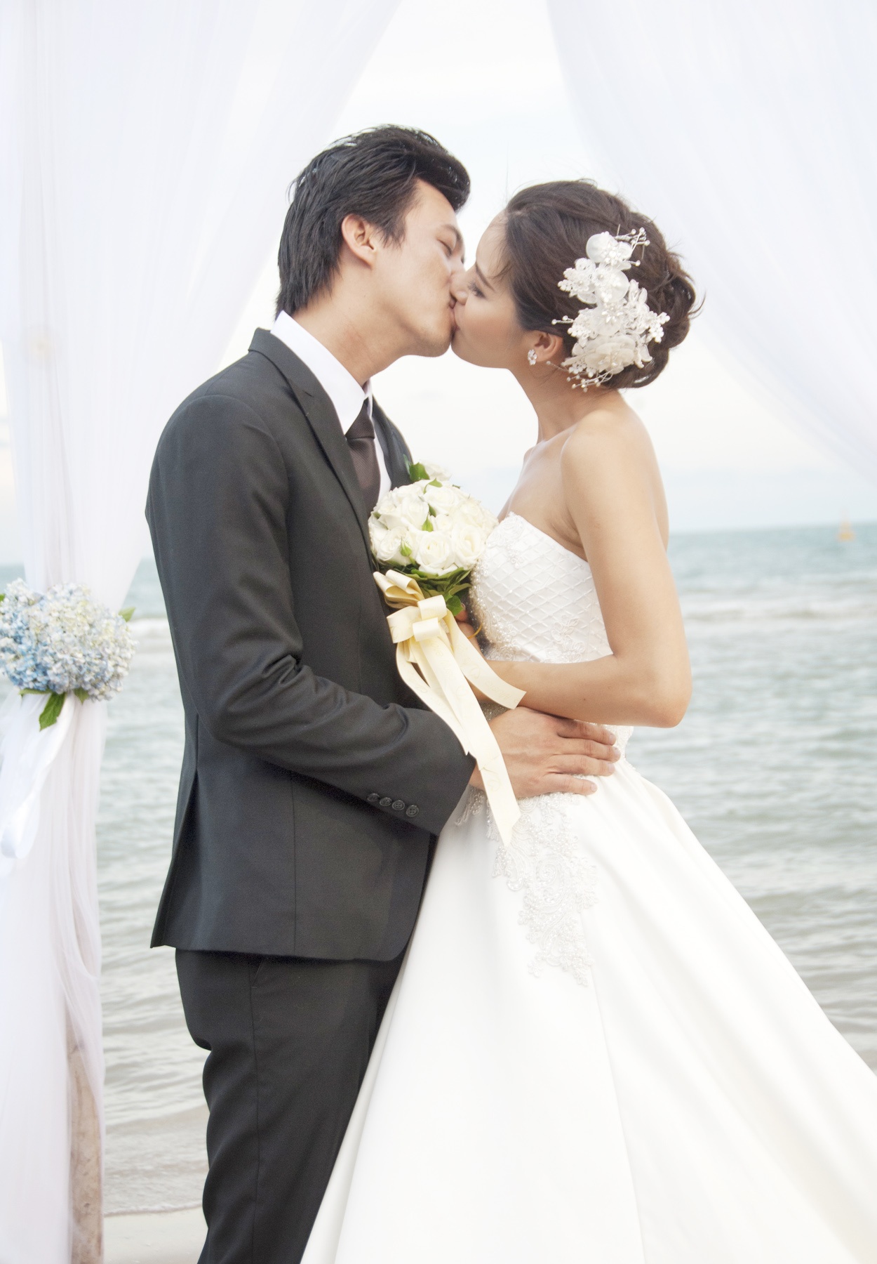 Hà Việt Dũng hôn Minh Tú rát môi ảnh 1 Ha Viet Dung hon Minh Tu rat moi anh 1