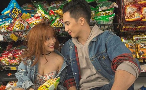 Sy Thanh tinh tu voi ban trai bac si trong MV moi hinh anh