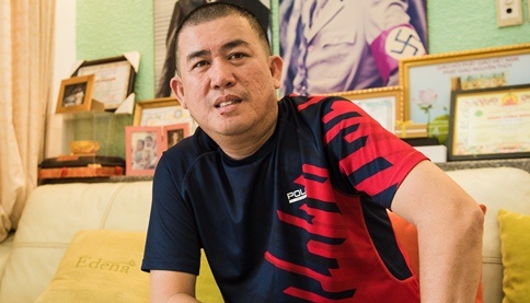 Cuoc song 13 nam xa vo cua nghe si hai Nhat Cuong hinh anh