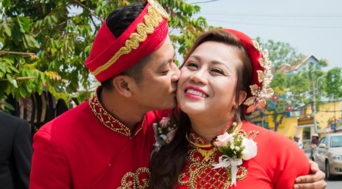 Hoang Anh hon vo Viet kieu trong le cuoi o que hinh anh