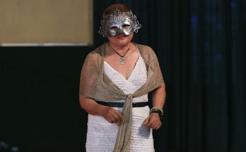 Thi sinh 64 tuoi ke ve qua khu bat hanh. hinh anh