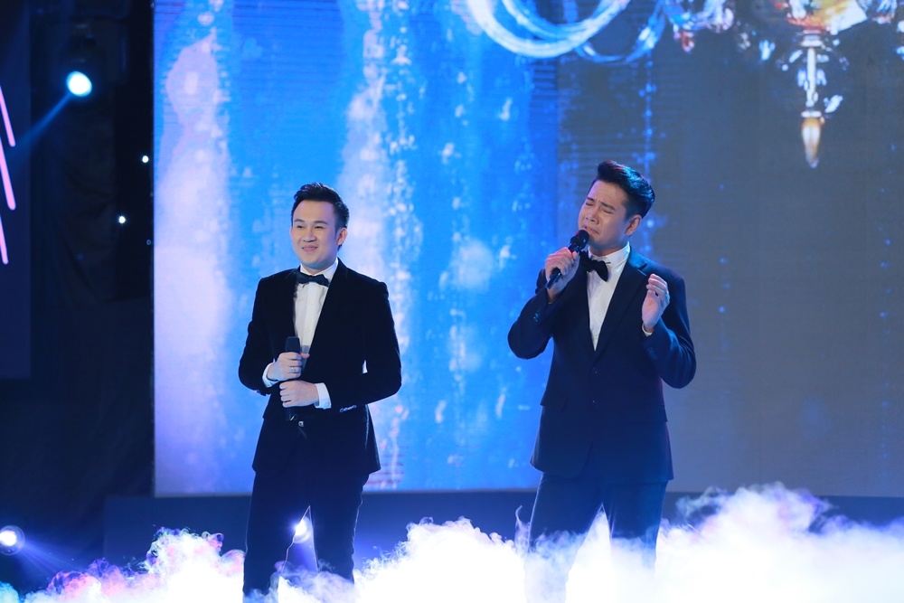 Thanh Thao Troi sinh mot cap anh 6