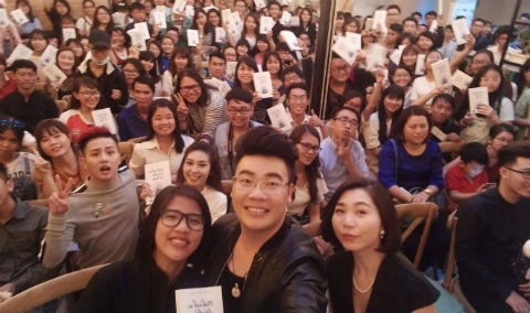 Hang tram ban doc du ra mat sach cua Hamlet Truong va Iris Cao hinh anh