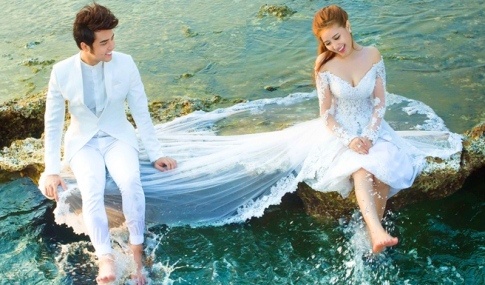 Anh cuoi lang man tren bien cua dien vien Phuong Hang hinh anh