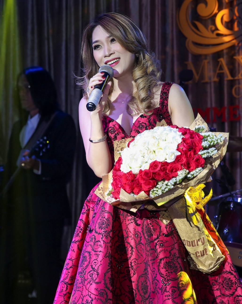 Ky Duyen khac la trong dem tiec anh 6