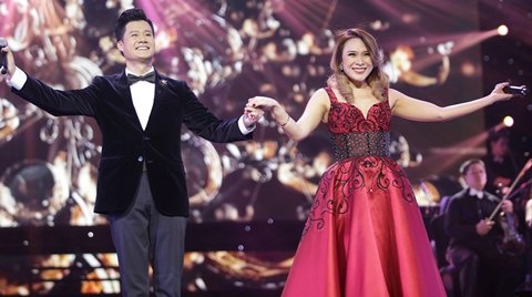 Quang Dung ket hop an y voi cac my nhan trong live show ky niem 20 nam hinh anh