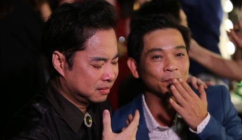 Clip Ngoc Son bat khoc khi nhan ra fan ham mo 10 nam truoc hinh anh