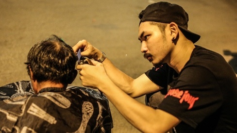 Ha Hien lang thang tren duong pho Sai Gon cat toc cho nguoi ngheo hinh anh