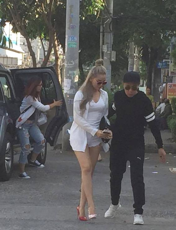 Anh Duc dua ban gai tin don di thi anh 1