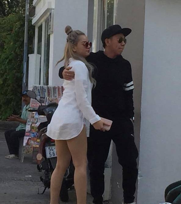 Anh Duc dua ban gai tin don di thi anh 2