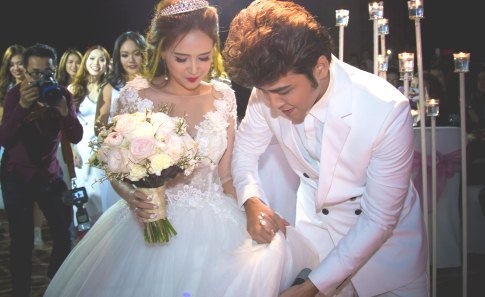 Dien vien Phuong Hang duoc chong nang vay trong tiec cuoi hinh anh