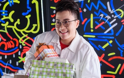 Le Thien Hieu khe ne om qua fan tang trong ngay hop bao hinh anh