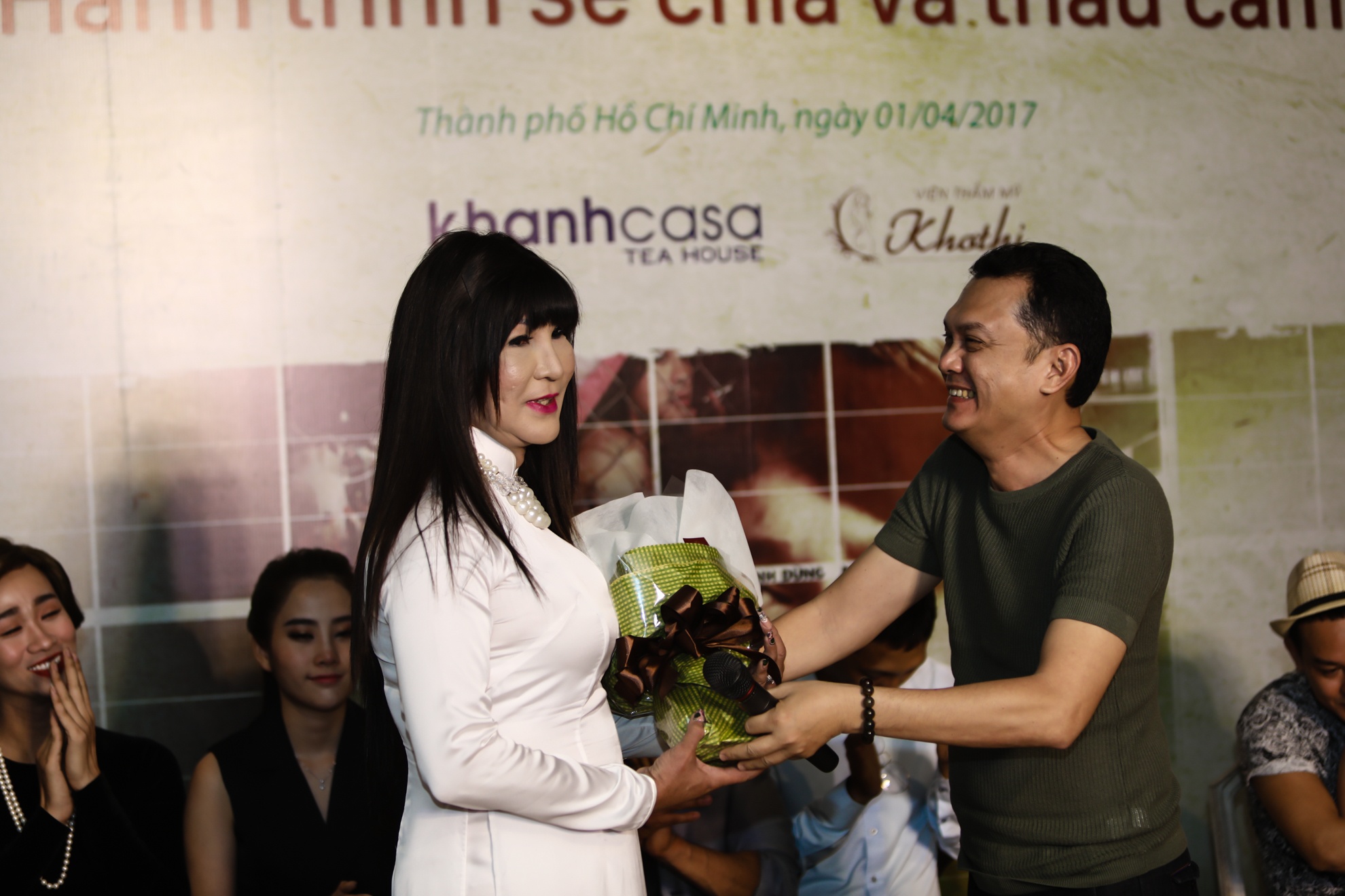 Nam Em khoc trong buoi giao luu doan phim Lo to anh 4