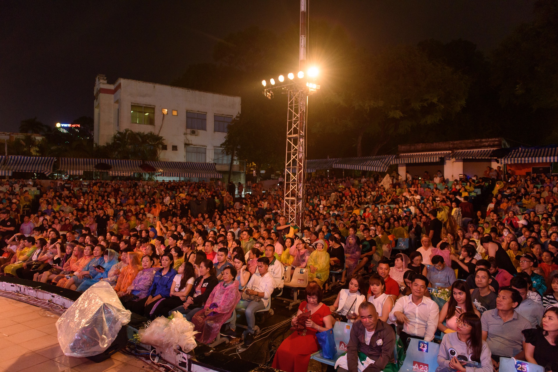 Mẹ Đàm Vĩnh Hưng đi ủng hộ con trai ảnh 1 Me Dam Vinh Hung di ung ho con trai anh 1