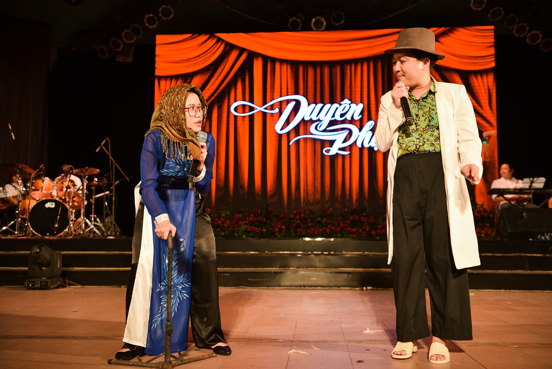 Mẹ Đàm Vĩnh Hưng đi ủng hộ con trai ảnh 11 Me Dam Vinh Hung di ung ho con trai anh 11