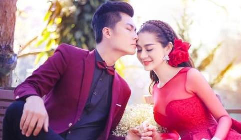 Ca si chuyen gioi Lam Khanh Chi ket hon voi ban trai kem 8 tuoi hinh anh