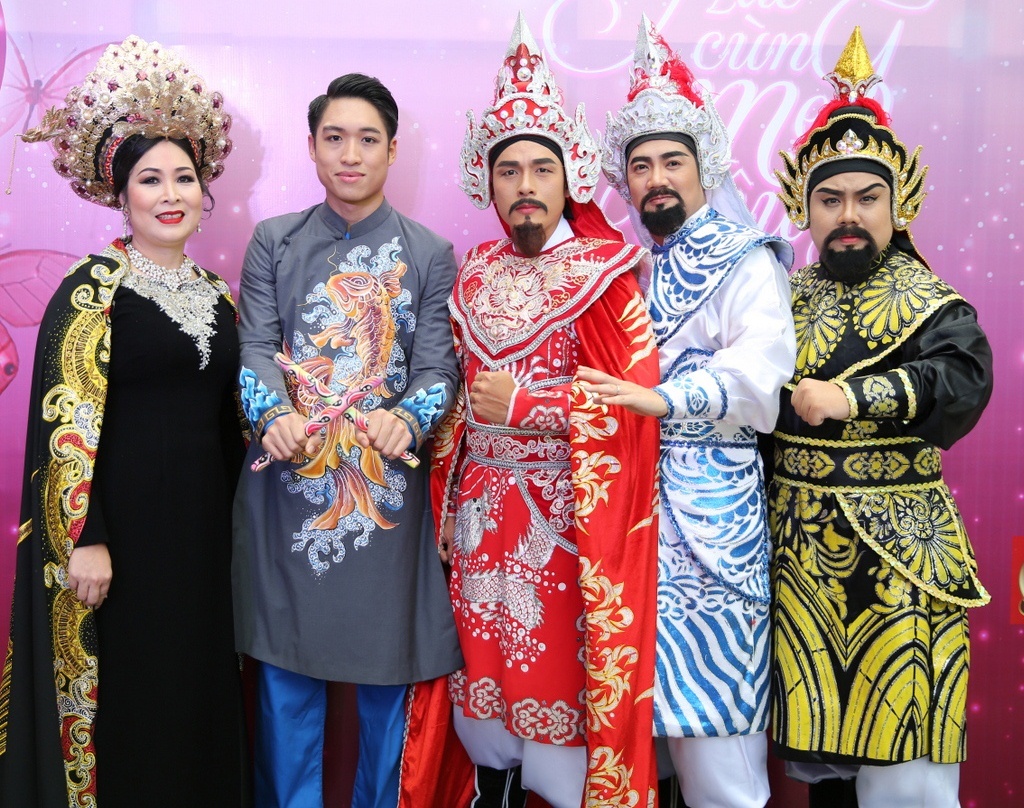 NSND Hong Van va con trai hat cai luong anh 2