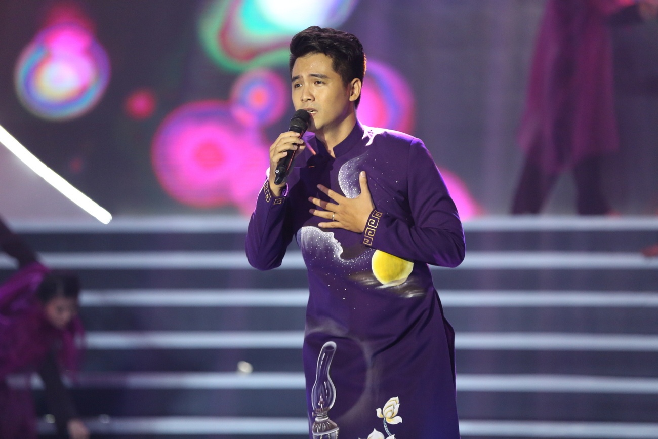 Hong Van gianh giai nhat hat cung me yeu anh 7