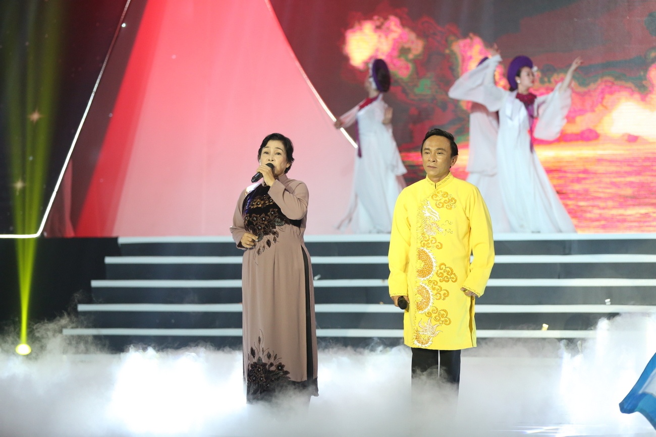 Hong Van gianh giai nhat hat cung me yeu anh 9