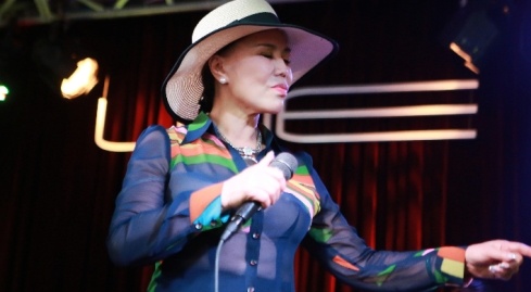 Danh ca Thanh Tuyen ve nuoc to chuc dem nhac sau su co suc khoe hinh anh