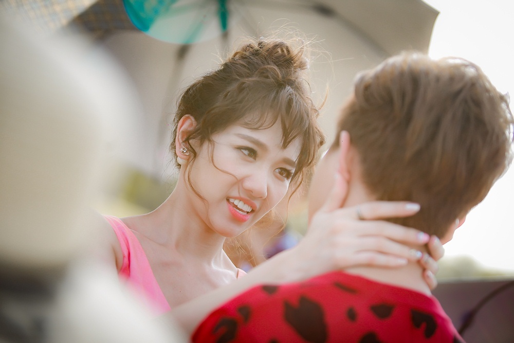 Tran Thanh hon Hari say dam khi quay MV chung hinh anh