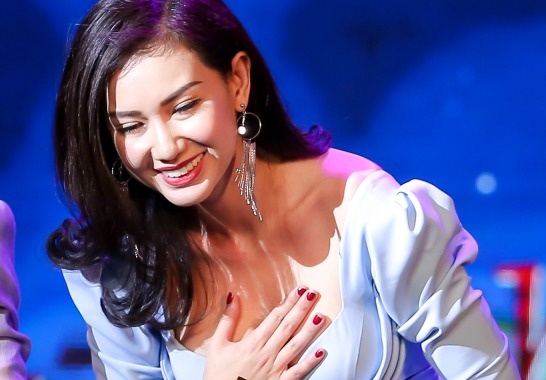 Quynh Chi lung tung khi len nhan giai vi mac dam goi cam hinh anh