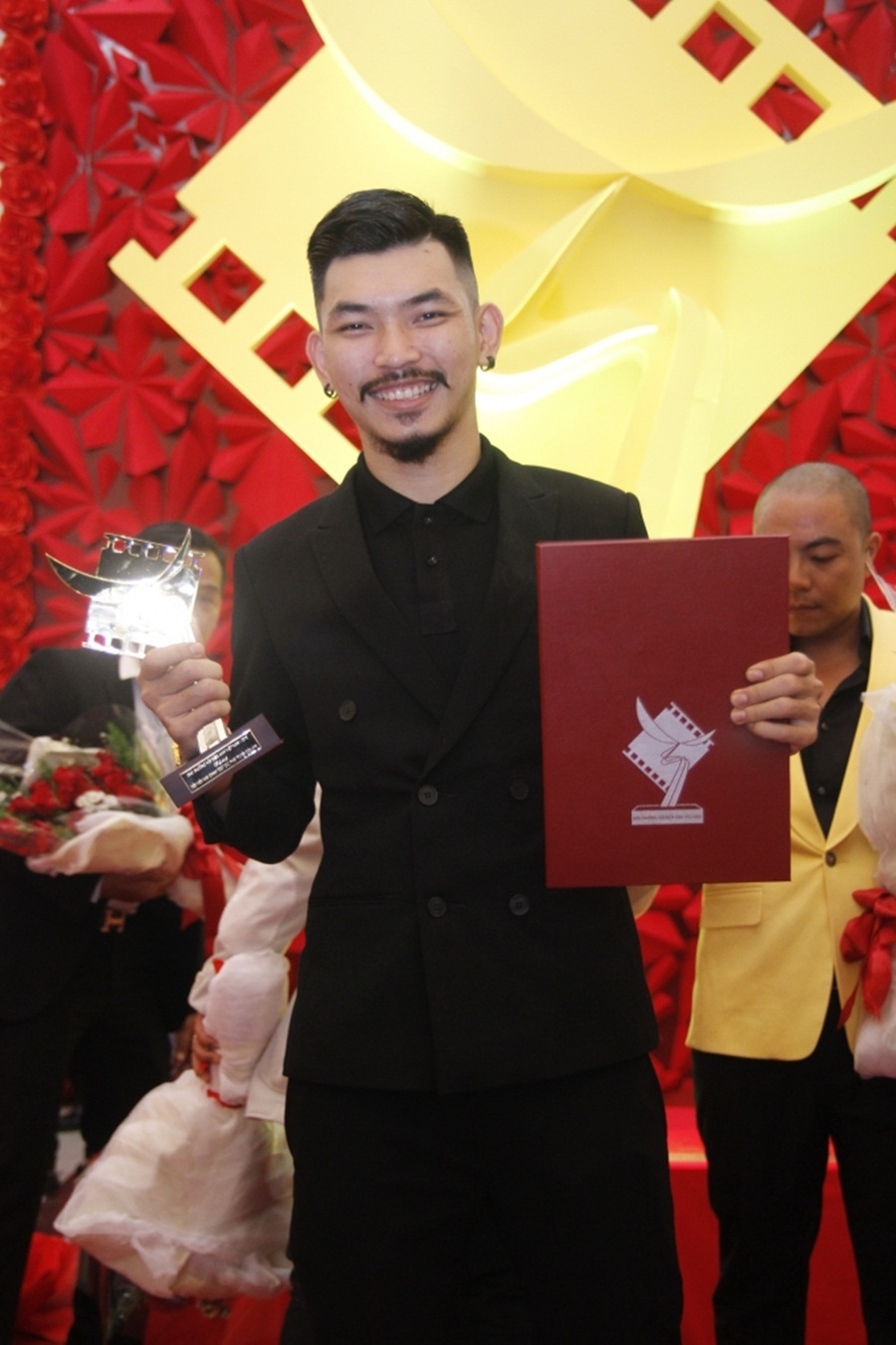 Ha Hien buc xuc khi bi to mua giai Canh dieu anh 1