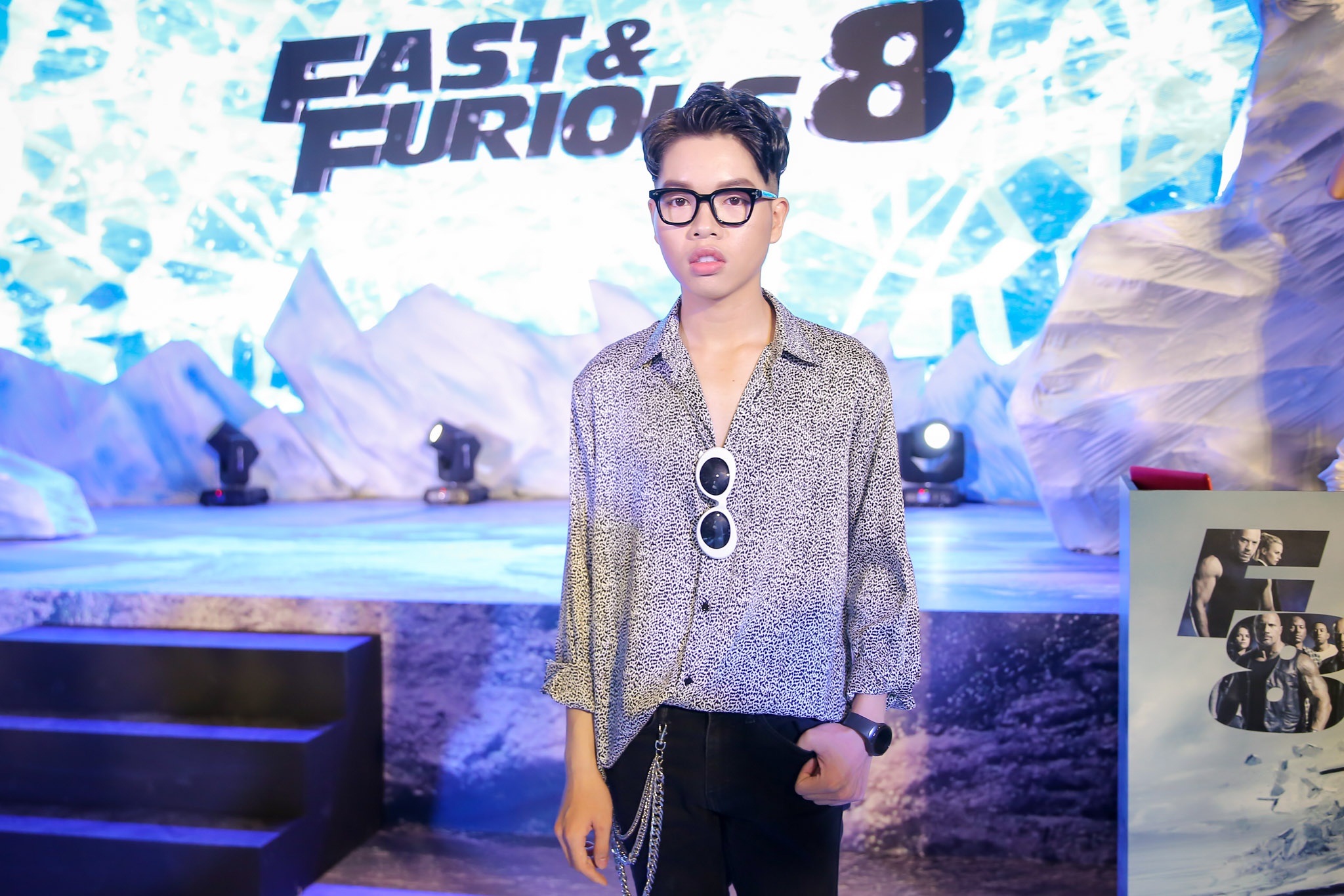 Tra Ngoc Hang dao keo anh 8