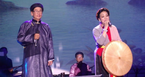 Hanh khach Viet bi keo xuong may bay la tac gia 'Tat nuoc dau dinh' hinh anh